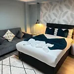 Beautiful Apartment Near Park Lane
