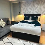 Beautiful Apartment Near Park Lane